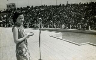 1939年，李香兰于兵库县西宫市开演唱会。（公有领域）