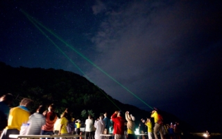 最狂街頭天文 1500人佳樂水冒雨追紫金山彗星