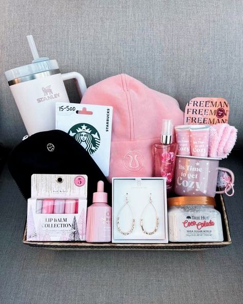 self care gift box for bestie or your girlfriend || christmas gift ideas for her her || gift ideas for her Birthday Baskets, Preppy Gifts, Birthday Presents For Friends, Birthday Basket, Diy Birthday Gifts For Friends, The Color Red, Cute Birthday Ideas, Cute Gifts For Friends, Gift Inspo