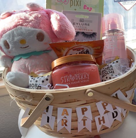 Girls Birthday Basket, Y2k Gift Basket, Cute Birthday List Ideas, Birthday Basket Sister, Pink Themed Birthday Basket, Cute Present Ideas For Friends, Bff Basket Gift Ideas, Gift Basket For Sister Birthday, Gift Basket Ideas Graduation