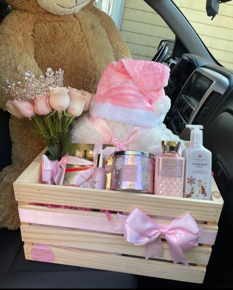 Diy Mother's Day Gift Basket, Pink Gift Basket, Diy Best Friend Gifts, Valentine Baskets, Birthday Basket, Diy Birthday Gifts For Friends, Cute Gifts For Friends, Bff Birthday Gift, Mother's Day Gift Baskets