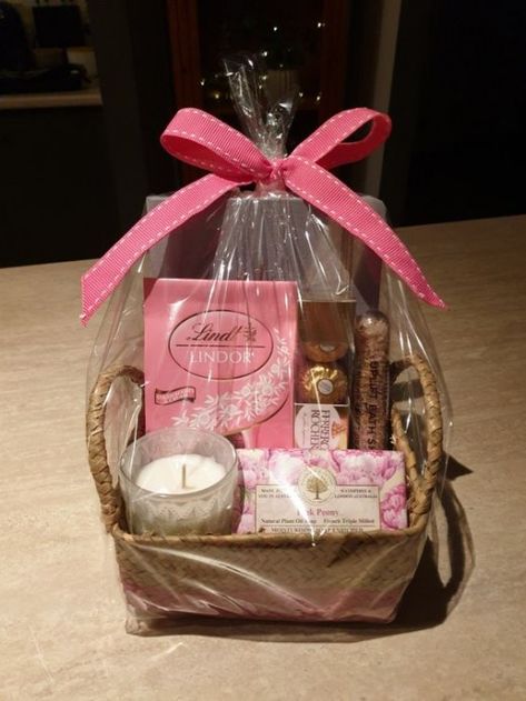 Gift Baskets For Mom Christmas, Christmas Basket Gift Ideas Sister, Mom Birthday Gifts Ideas, Pink Christmas Basket Ideas, Burr Basket Ideas For Mom, Gift Baskets With Flowers, Pink Hamper Gift Ideas, Pink Burr Basket Ideas, Burr Basket For Mom