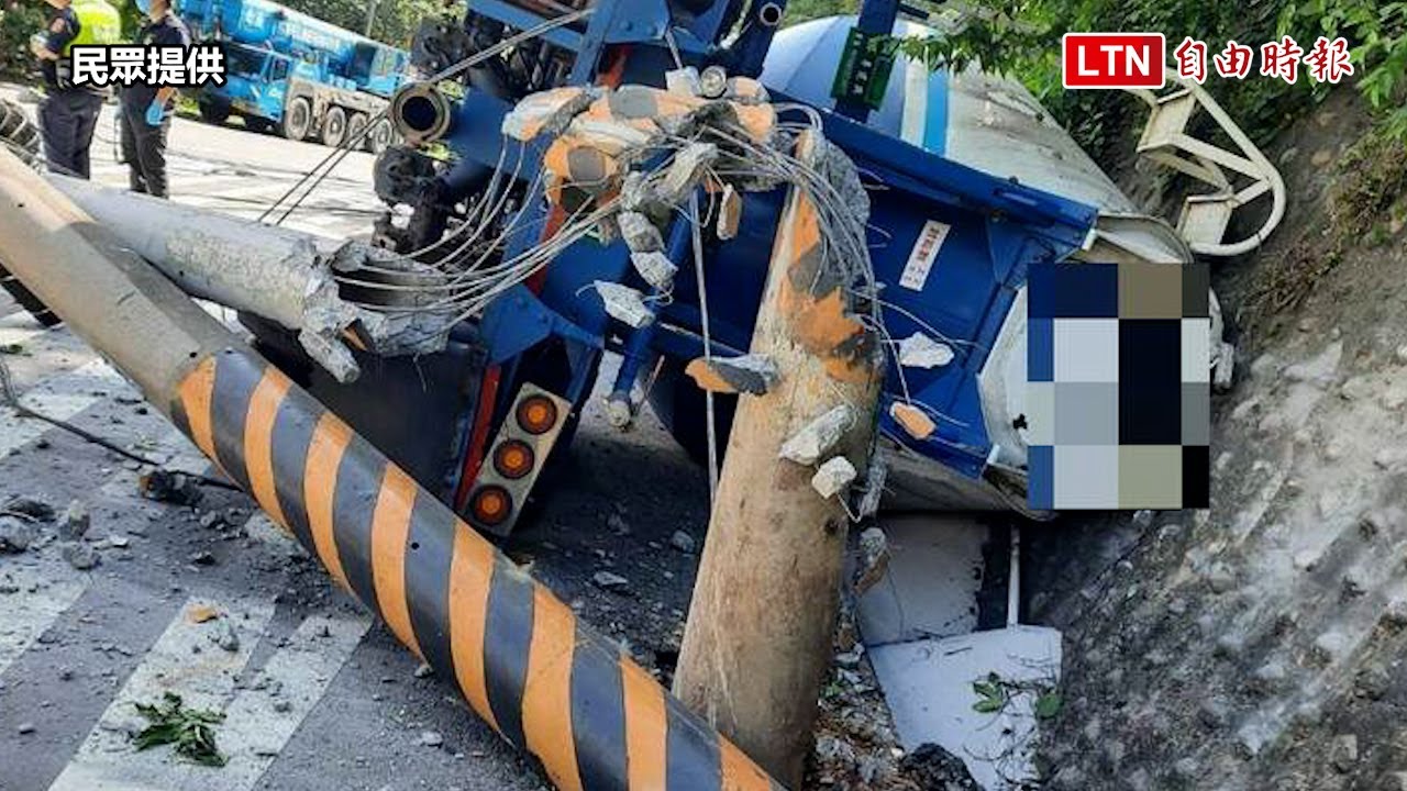 驚悚畫面曝！曳引車撞斷電桿翻車卡邊溝 駕駛不幸身亡（民眾提供）