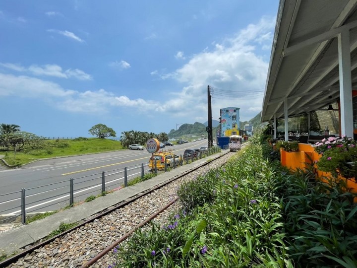 [新北旅遊]來趟深澳鐵道自行車半日遊，搭乘河豚列車穿越星空隧道，飽覽無敵山海美景，2024深澳鐵道自行車期間限定夜間開放！ @城市少女阿璇