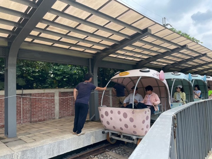 [新北旅遊]來趟深澳鐵道自行車半日遊，搭乘河豚列車穿越星空隧道，飽覽無敵山海美景，2024深澳鐵道自行車期間限定夜間開放！ @城市少女阿璇