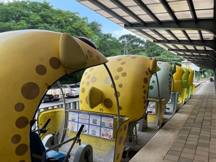 [新北旅遊]來趟深澳鐵道自行車半日遊，搭乘河豚列車穿越星空隧道，飽覽無敵山海美景，2024深澳鐵道自行車期間限定夜間開放！ @城市少女阿璇