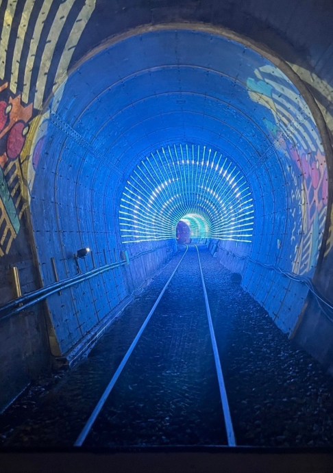 [新北旅遊]來趟深澳鐵道自行車半日遊，搭乘河豚列車穿越星空隧道，飽覽無敵山海美景，2024深澳鐵道自行車期間限定夜間開放！ @城市少女阿璇