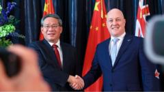中国总理李强于新西兰总理卢克森握手