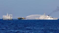 中国海警船向一艘前往南海仁爱礁执行补���任务的菲律宾补给船发射高压水枪