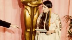 1973年奥斯卡颁奖礼上，萨钦·"小羽毛"代表马龙·白兰度上台解释他拒绝领奖的原由