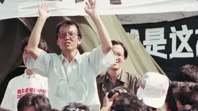 天安门广场上���晓波挥舞双臂与学生对话（1989年）