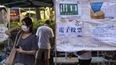 香港新界大埔一位女士離開民主派立法會初選���票點（12/7/2020）