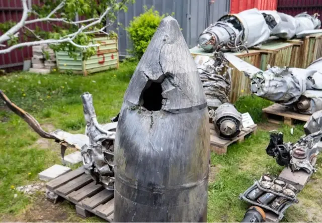 俄罗斯在五月的展览中展出了据信来自一枚射向乌克兰的“匕首”高超音速导弹的残骸。