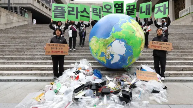 世界地球日韩国环保团体在首尔光化门广场集会呼吁加强限塑（22/4/2024）