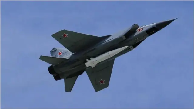 携带"匕首"高超音速导弹的俄罗斯战斗机飞越莫斯科红场（2018年阅兵资料照片）。