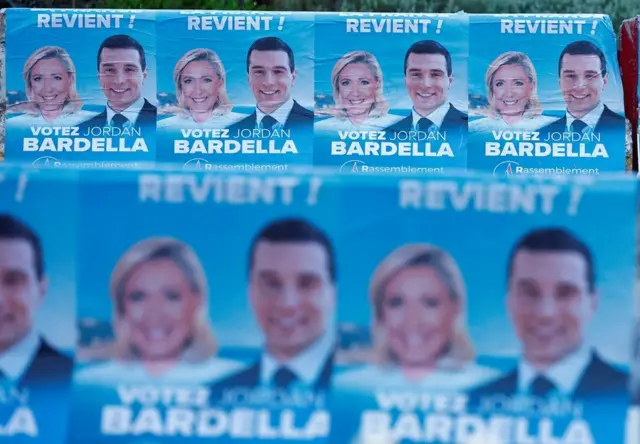 法國極右翼「國民聯盟」的選舉海報，上面有其領導人瑪麗娜·勒龐和喬丹·巴爾德拉的照片。