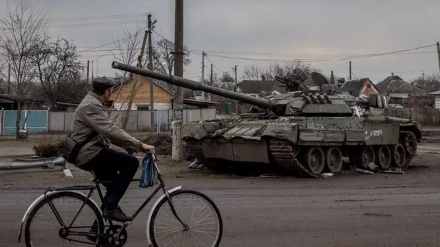 在烏克蘭的特羅斯蒂亞涅茨（Trostyanets），停著一輛被摧毀的俄羅斯坦克。