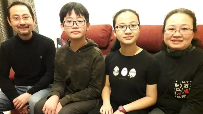 Andy Li (L) and Teri Wong (R) with their children