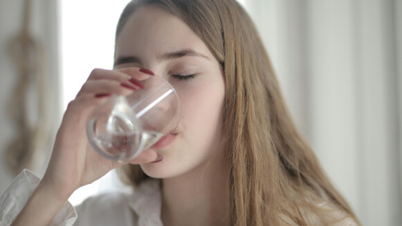 早���第一杯要喝什麼？溫開水、檸檬水還是蜂蜜水？推薦6款適合女性的「晨起養生水」喝對了，開啟滿滿活力的一天！