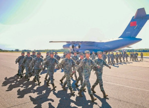 繼北韓派兵參戰後 數百解放軍也空降歐洲 參加白俄「雄鷹突擊」11天演習