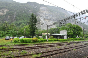 颱風後落石不斷！台鐵和仁—崇德又坍 8/3單線通車