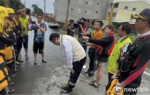 黃偉哲視察麻豆小埤里淹水情形  鞠躬感謝消防人員協助救災