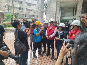 歷34小時馬拉松抽水！ 高市三民區德山街大樓恢復送電 