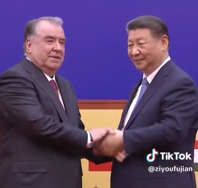 中國花 15 億人民幣億無償援助塔吉克新議會大樓建設。圖為中國領導人習近平（右）與塔吉克總統拉赫蒙（左。）   圖：翻攝自抖音