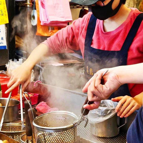 【基隆人帶路】仁愛區老字號「美香齋滷味」：生意好到開分店、必點「蛋腸」沾上獨門辣醬更帶勁