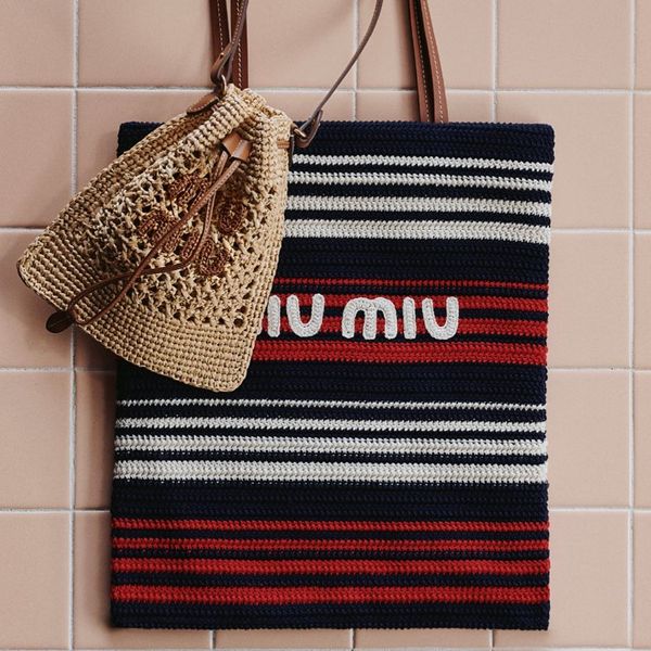 Miu Miu春夏度假單品推薦Top10！編織包、漁夫帽時髦度100分，這雙「草編涼鞋」能成為穿搭焦點！