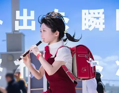 《強風大背頭》寫實版cosplay 網友表示：有喔！在逆風中吹著直笛向前邁進的感覺