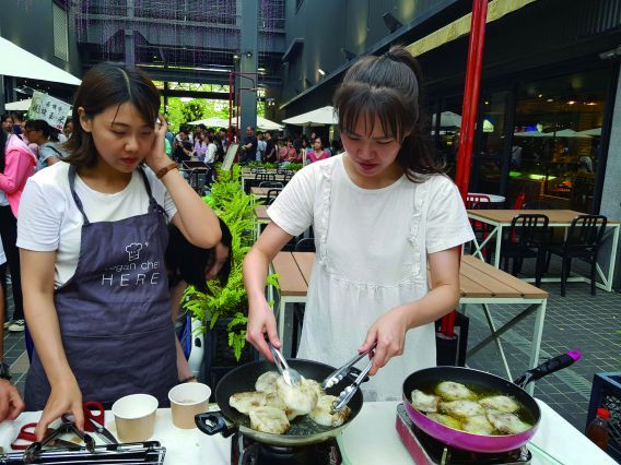 我是個只會炒飯、燙青菜的人，所以當肉圓研發完成之後，沒有想到要開始賣它！我心裡開始產生極大的抗拒，因為這勢必要拋棄我原本無憂無慮的生活，開始要過上充滿油煙的日子，每天油油膩膩、早出晚歸，想到這些，放棄的念頭愈來愈濃厚。堅持下來的原因之一，是老公說他很想吃素肉圓！