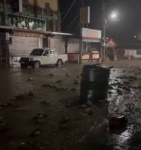 凱米發威 宜蘭南山部落街道「水流成河」大型貯水鐵桶水上漂