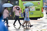 週末低壓雨彈來襲！恐一路下到下週一