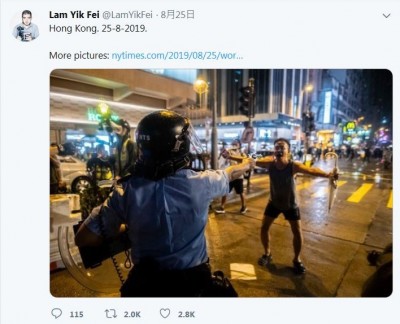 反送中》六四坦克人再現！港警開真槍 大叔無畏站前方攔阻