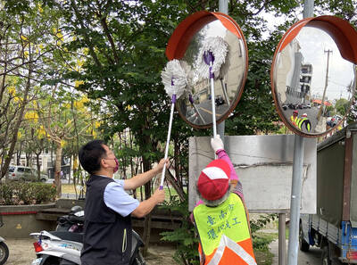 南市推動路口光亮 柳營區長帶隊擦拭反光鏡