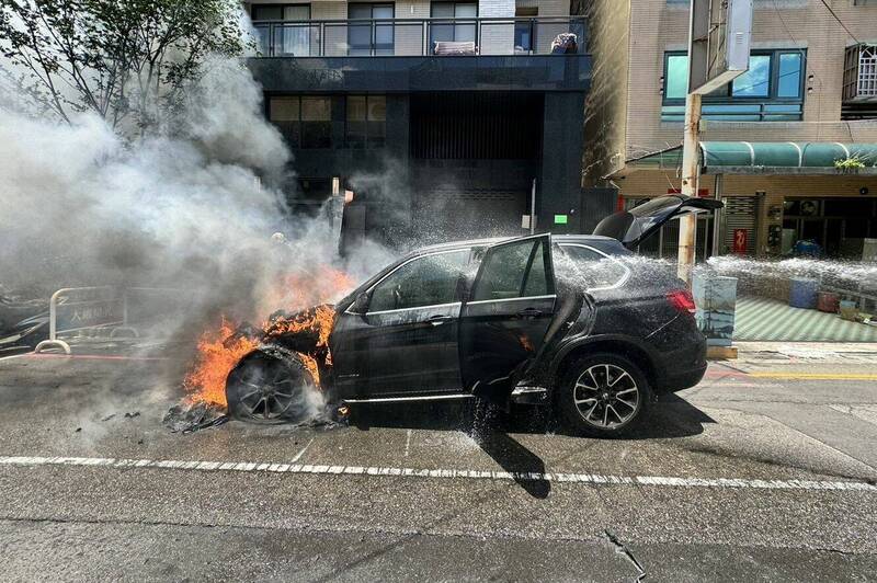 BMW休旅車停路邊突火燒車 引擎室「發爐」冒出大火畫面曝