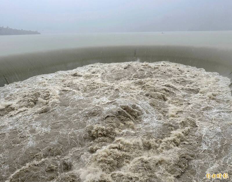 南化水庫24小時內降雨飆破650毫米 自然溢洪中