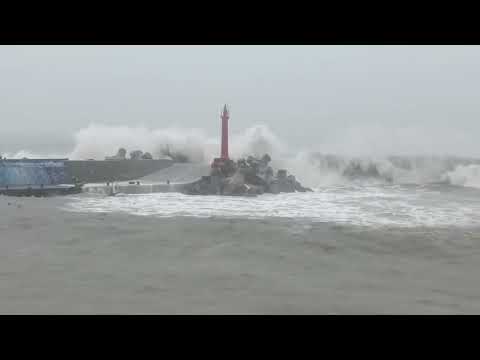 暴風圈觸及台東 綠島與東海岸中午過後風強雨大