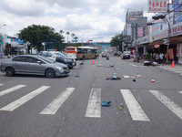 台中轎車追撞停等紅燈機車 2人送醫救治