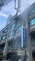 台南安平民宅火警 雲梯車搶救4人脫困