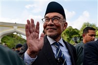 國會通過信任動議 安華穩住馬來西亞首相職位
