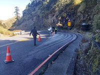 東北季風影響合歡山路面結霜 機車騎士打滑摔車