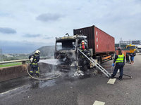 國道3號貨櫃車起火 駕駛跳車驚險逃命