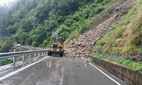 台8線梨山路段邊坡落石坍方 道路雙向阻斷