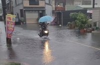 屏東大雨多處積水 周春米籲留意強降雨及雷擊