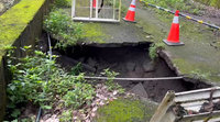 台中暴雨釀東勢路面破大洞  新社巨石擋道搶通