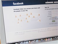 Facebook抗中大外宣刪數千帳號 數位部：情資有分享