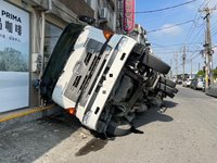 高雄大寮路面柏油塌陷 水泥車右側車身���落坑洞