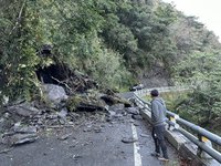 南橫利稻路段坍方雙向受阻 公路局急搶通